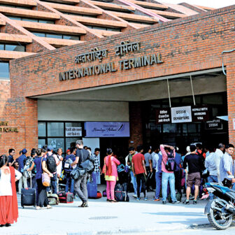 बिदाइमा भीड घटाउन विमानस्थलको अपिल: एक यात्रुका लागि तीन जना मात्रै