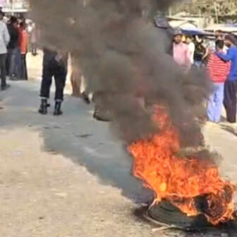 मदिरा तस्करको गाडीको ठक्करबाट सशस्त्रका सईकाे मृत्यु, सिरहामा राजमार्ग अवरुद्ध