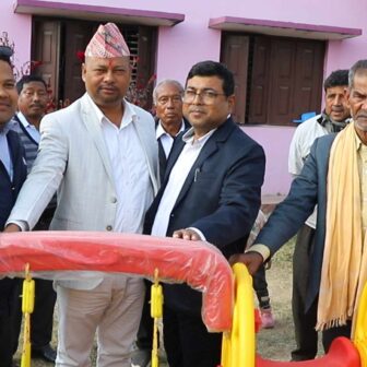विद्यालयलाई खेलकुद सामग्री हस्तान्तरण