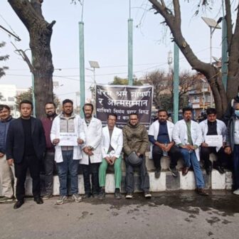 चिकित्सकहरू आन्दोलित: ‘पेन डाउन’ सहित माइतीघरमा प्रदर्शनको तयारी
