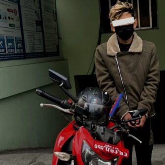 प्रहरीले होटल अगाडि पार्किङ मोटरसाइकल चोरी गर्ने युवकलाई नियन्त्रणमा लियो