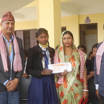लक्ष्मी बैंक रंगेली शाखाले जेहेन्दार विद्यार्थीलाई १० हजार सहयोग