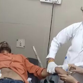 भारतमा एक युवकले युट्युबको सहायतामा आफ्नै पेट काटे