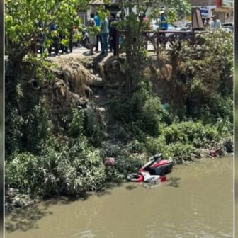 धोबिखोलामा स्कुटर खस्दा भाग्यले बच्यो चालक