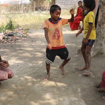 शिक्षक आन्दोलन चर्किंदै जाँदा विद्यार्थीहरू गाउँघरमा खेल्न व्यस्त