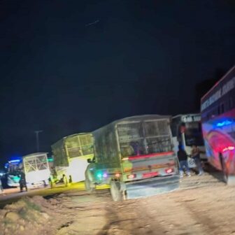 गिरुवारी खोलाको पुल भाँचिँदा पूर्व–पश्चिम राजमार्ग अवरुद्ध, वैकल्पिक बाटोबाट सवारी सञ्चालन