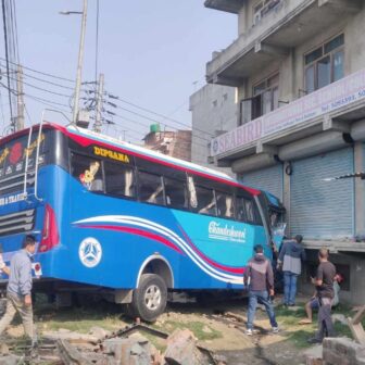 मध्यरातमा मापसे गर्दै सहचालकले चलाएको बस पक्की घरमा ठोक्कियो, भक्तपुरमा ठुलो क्षति