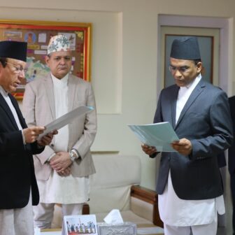 राष्ट्र बैंकमा गभर्नरको स्वागतसँगै पौडेलको पहिलो निर्णय : एक हजार र पचास रुपैयाँका नोट छपाइ प्रक्रिया सुरु