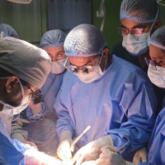 नेपालमै पहिलोपटक मस्तिष्क मृत व्यक्तिबाट एउटै बिरामीमा मिर्गौला र कलेजो प्रत्यारोपण सफल — अंगदानको महत्व फेरि एकपटक उजागर