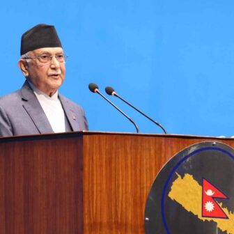 प्रधानमन्त्री संसद भवन छिर्दै गर्दा पत्रकारको प्रश्नले चिढिए, बोले— ‘तरिका हुन्छ नि तपाईंहरूको!’