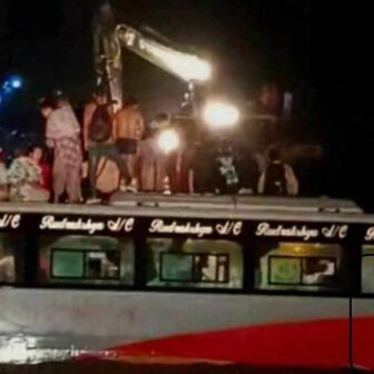 नवलपरासीमा यात्रुबाहक बस खोलामा बगायो, ४० जना यात्रुको सकुशल उद्दार