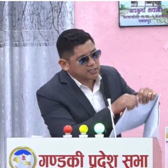 प्रदेशसभा विवादित : सांसद जुग्जालीद्वारा बजेट पुस्तिका च्यातेर सरकारलाई चुनौती