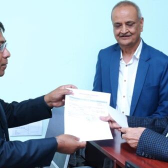प्रधानमन्त्री ओलीद्वारा पार्टीलाई एकमुष्ट तीन लाख बढीको लेवी बुझाइयो