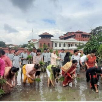असार १५ मा राष्ट्रपति पौडेल परिवारसहित रोपाइँमा व्यस्त