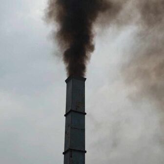 क्रसर उद्योगको धुवाँले गाउँमा समस्या