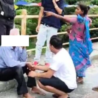 पुलबाट हामफाल्न लागेका गोरखाका वृद्धलाई प्रहरीको सफल उद्धार