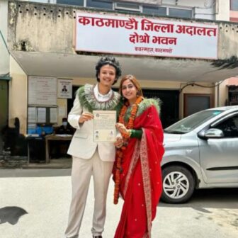 टिकटकबाट प्रेममा बाँधिएका आयुष र एलिजेले काठमाडौं अदालतमा गरे विवाह