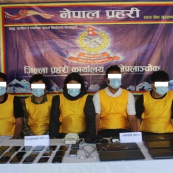 काभ्रेको रिसोर्टमा अनलाइन सट्टेबाजी गर्दै पाँच जना समातिए, मोबाइल र ल्यापटपसहित पक्राउ