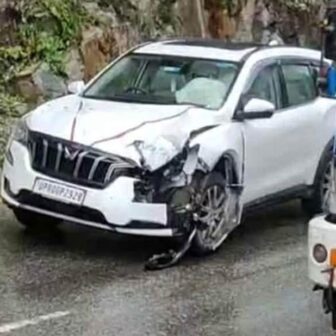 मुग्लिन सडकमा पहिरोको चपेटामा भारतीय सवारी : तीन जना यात्रु घाइते