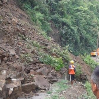 बाढी र पहिरोको प्रकोप: देशका विभिन्न राजमार्ग अवरुद्ध, यात्रुहरू अलपत्र