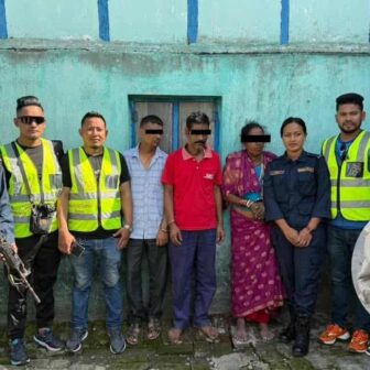 १ राउन्ड हवाई फायर गर्दै ब्राउन सुगरसहित ३ जना पक्राउ
