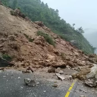 देशभर आठ राजमार्ग पूर्ण अवरुद्ध, आधा दर्जनभन्दा बढी सडकमा एकतर्फी सवारी, यात्रु अलपत्र