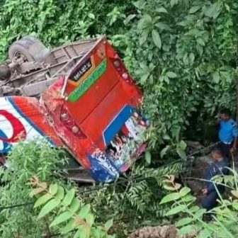 ऐना पहरामा यात्रुबाहक बस दुर्घटना : सात घाइते, दुईको अवस्था गम्भीर