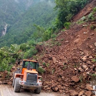 सिद्धबाबा सडकखण्डमा ठूला चट्टानसहितको पहिरो : राजमार्ग अवरुद्ध, उद्धार कार्यमा जोखिम