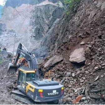 नारायणगढ–मुग्लिन सडकखण्ड : सधैंको झैँ ढुंगा खस्ने त्रास, जोखिम अझै कायम