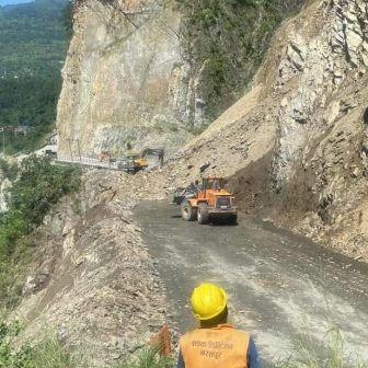 तुइनखोलाको पहिरो हटाउने काम जारी, साँझसम्म सडक सञ्चालन हुने अनुमान