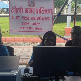 रंगेली नगरपालिकाले त्रिपाल टाँगेर सेवा सुरु