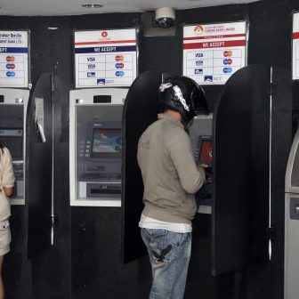 नेपाल राष्ट्र बैंकले एटीएम निकासी सीमा घटायो