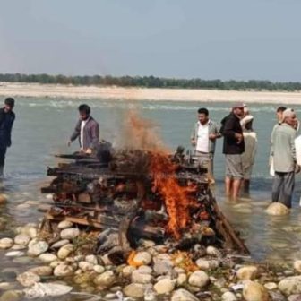 महाकाली किनारमा विपिन जोशीको राष्ट्रिय सम्मानका साथ अन्त्येष्टि
