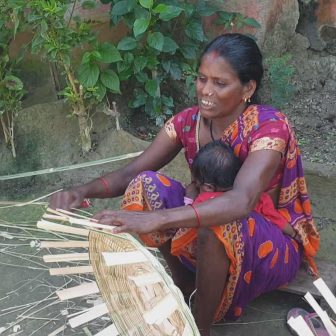 छठ पूजाका लागि सुप्पा बनाउन व्यस्त