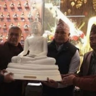 थाइल्यान्डबाट ल्याइएको बुद्धकाे मूर्ति गंगा जमुना गाउँपालिकालाई हस्तान्तरण
