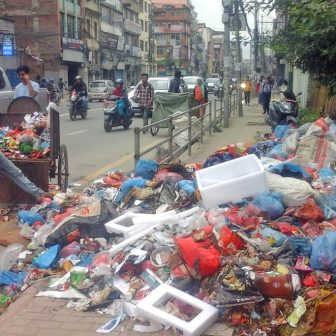 काठमाडौंमा खुला ठाउँमा फोहोर फाल्न रोक, उल्लङ्घन गरे १० हजार जरिवाना