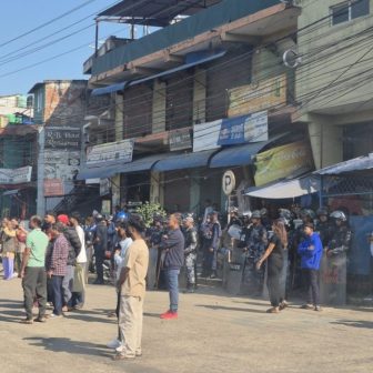 सिमरामा तनाव कायमै, कर्फ्यू जारी राख्दै प्रदर्शन नियन्त्रणमा कठिनाइ