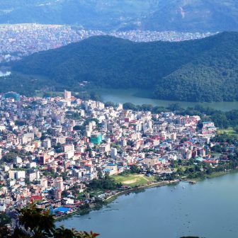 पोखरामा २७औँ सडक महोत्सव : फेवाताल किनार रंगीन कार्यक्रमले सिँगारिने