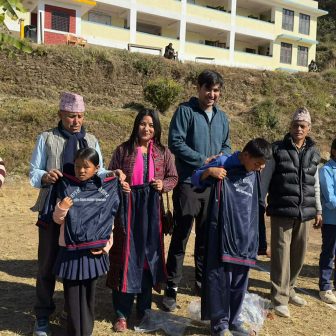 मण्डली प्राविधिक उच्च माध्यमिक विद्यालय फूलखर्कमा विद्यार्थीहरूलाई ट्र्याकसुट वितरण