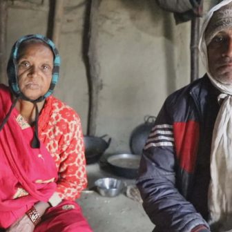 छोराछोरीको हेला, बुबाआमाको बिचल्ली: मोरङमा ८० वर्षीय दम्पत्तिको दैनिकी संकटमय
