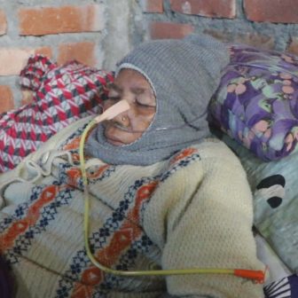मोरङ आमाको उपचारका लागि परिवार आर्थिक संकटमा