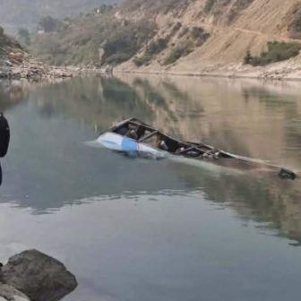 रामेछापमा बस तामाकोशी नदीमा खस्दा ११ जनाको उद्धार, ५ गम्भीर