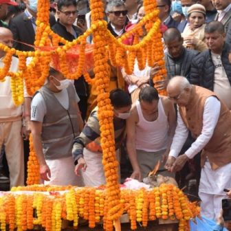 पशुपति आर्यघाटमा मोहनप्रसाद ओलीको अन्त्येष्टि, ओलीद्वारा मुखाग्नि