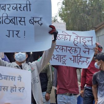 सुकुमवासी बस्ती हटाउने निर्णयविरुद्ध थापाथलीमा प्रदर्शन