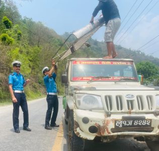 स्याङ्जामा हुट र छत राखेका सवारीसाधनलाई निशेध