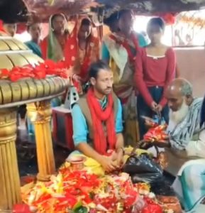 मुस्लिम समुदायका श्रद्धालुले भाकल पूरा भएपछि गरे संसारीमाई मन्दिरमा दर्शन