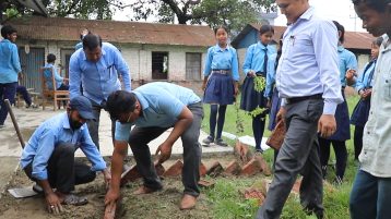 व्यवहारिक सिकाइका लागि पार्वती माध्यमिक विद्यालयमा विभिन्न प्रजातिका फूलका बिरुवा रोपियो