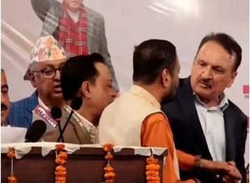 देउवाकै अगाडि धर्मको मुद्दामा भिडे निधि र महत, मञ्चमै भयो कागज खोसाखोस