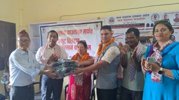 आदर्श माध्यमिक विद्यालयका विद्यार्थीलाई ४ लाख ८५ हजार रुपैयाँ बराबरको ट्र्याकसुट वितरण