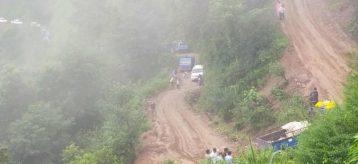 राहत बोकेका गाडीलाई समेत अवरोध, रसुवा–नुवाकोटको सडक दुर्दशाले पीडित झन् पीडामा